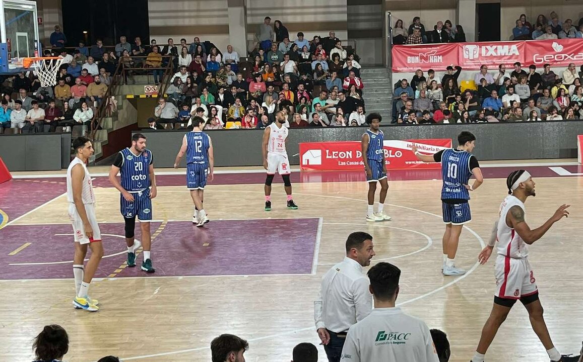 Un lance del partido disputado en el Palacio de los Deportes ante más de 4.000 aficionados.