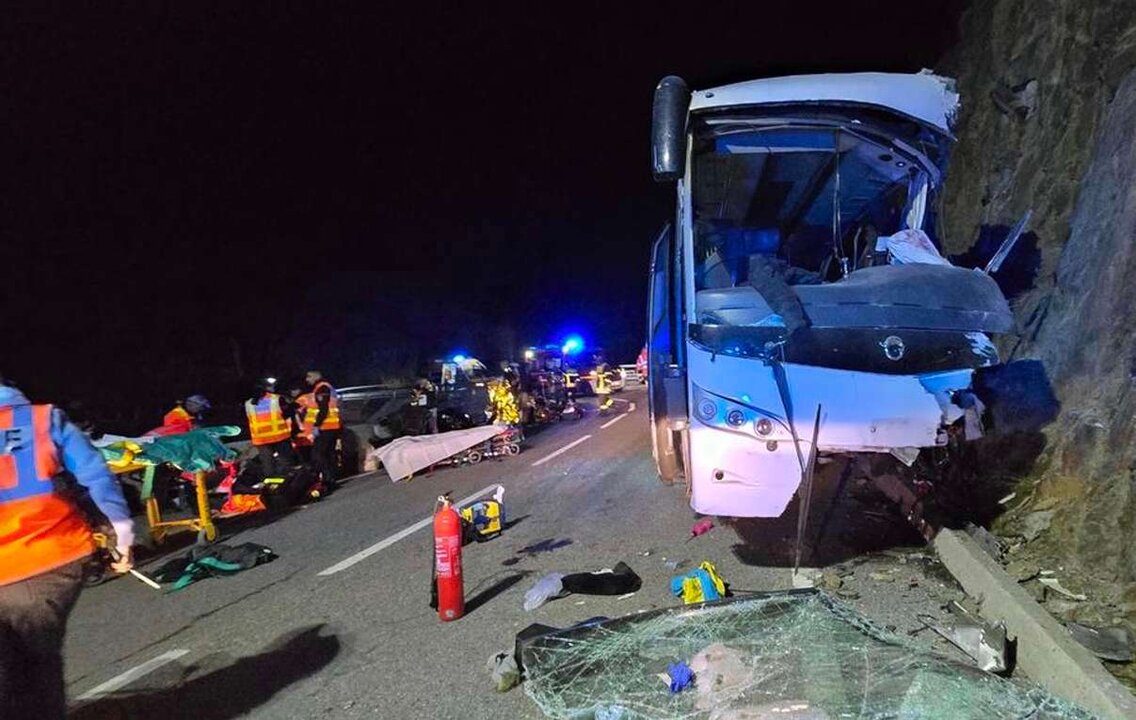 El vehículo, con 47 pasajeros a bordo, sufrió un grave accidente que dejó dos muertos y seis heridos graves.