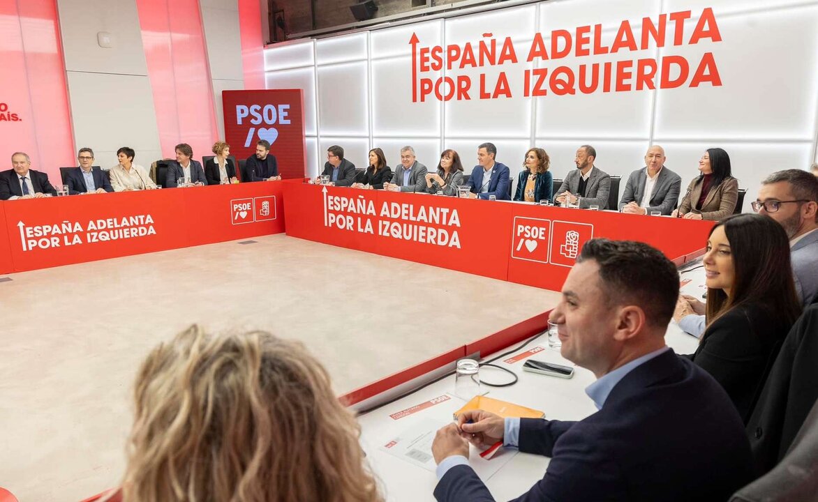 Javier Cendón se estrena en la nueva Ejecutiva del PSOE; en la imagen, la primera reunión mantenida en Ferraz.