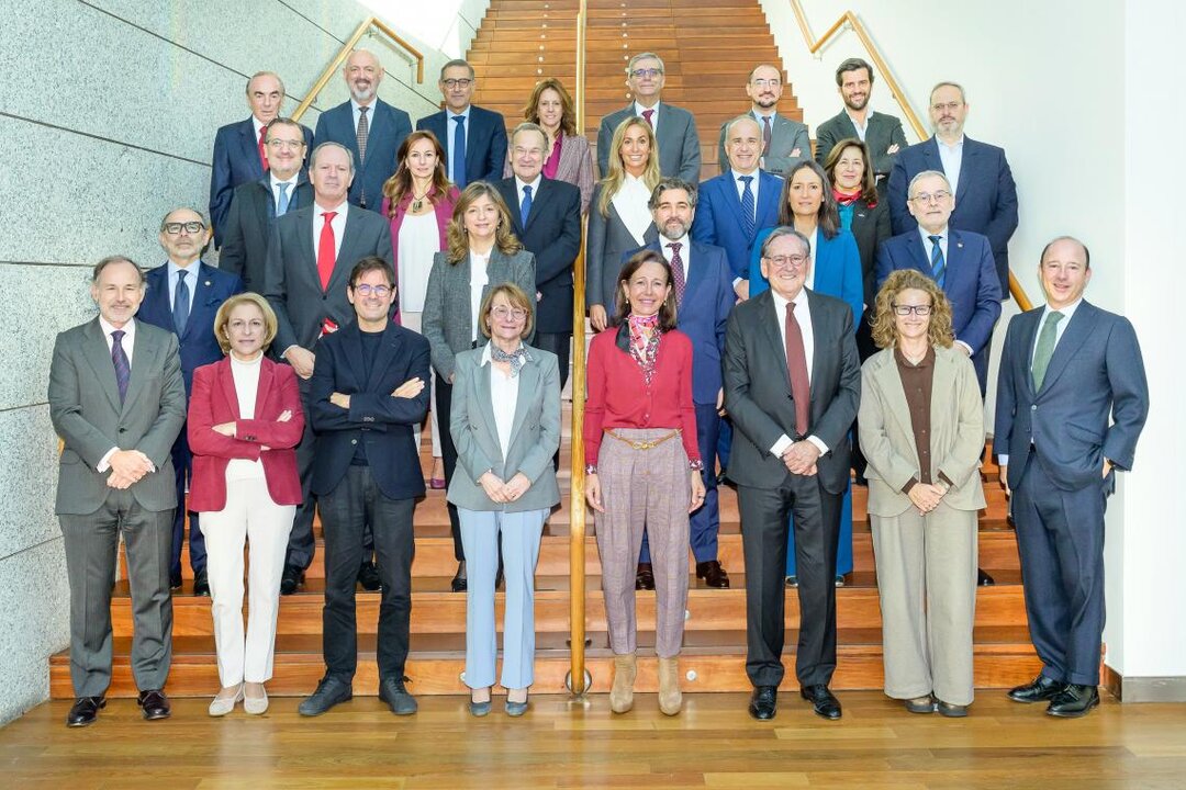 El nombramiento de la rectora tendrá una vigencia de tres años y será efectivo una vez que la Junta General de Accionistas aprueba la propuesta el próximo mes de mayo. En la imagen, foto de familia del consejo.