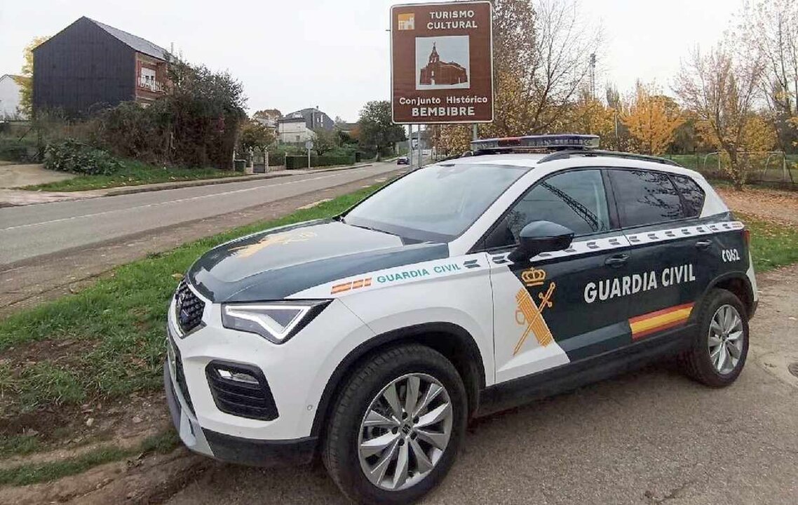 Efectivos de la Guardia Civil a la entrada de la localidad de Bembibre.