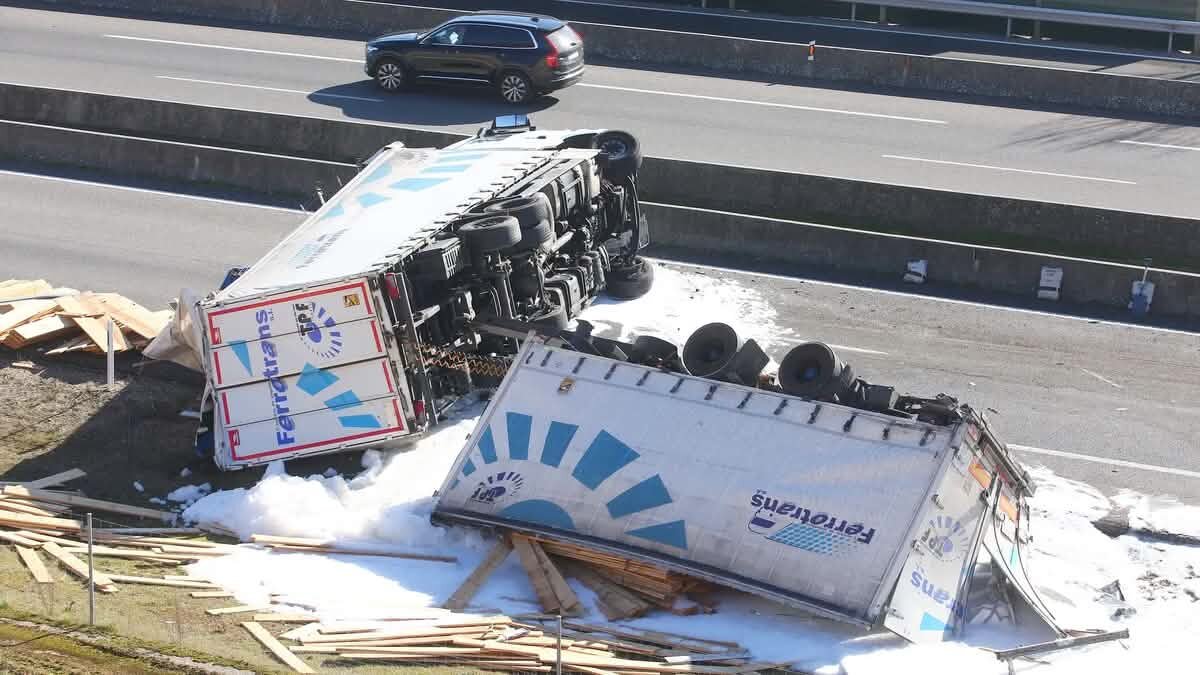 Imagen de un accidente entre dos camiones en la Autovía A-6. Foto: César Sánchez