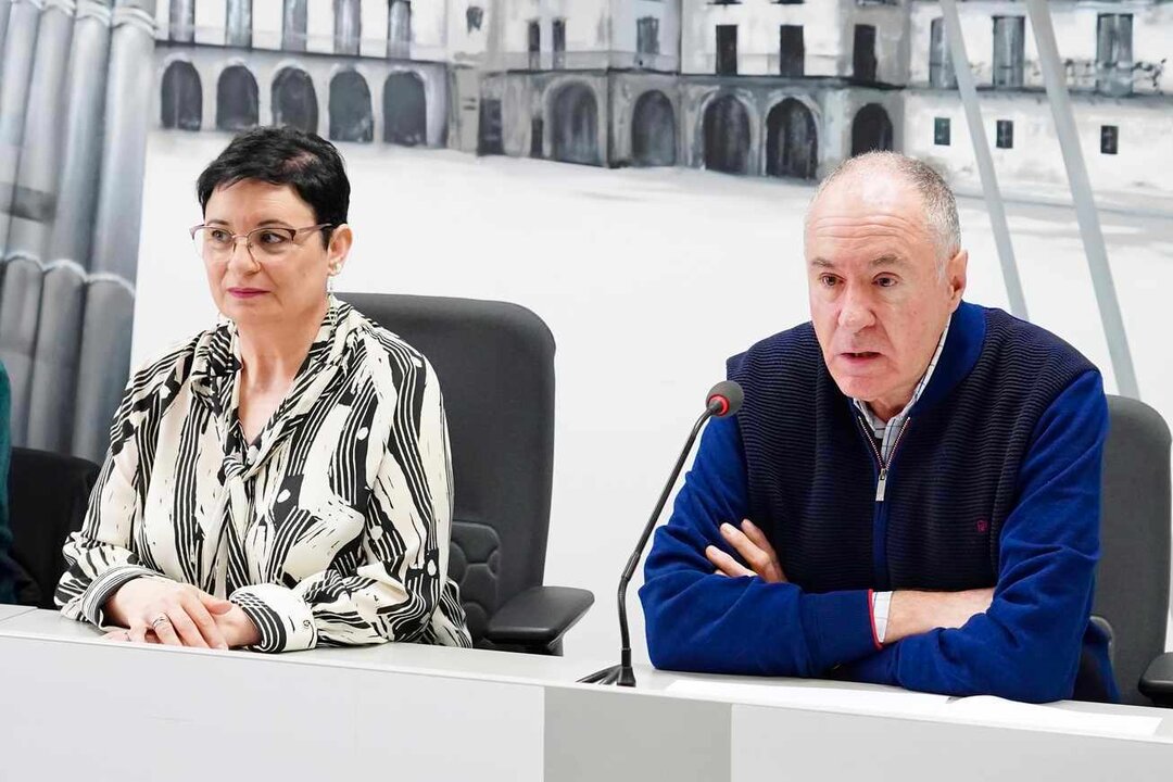 Los concejales del grupo municipal de UPL en el Ayuntamiento de León, Eduardo López Sendino y Maite Fernández, durante la comparecencia en rueda de prensa. Foto: Campillo