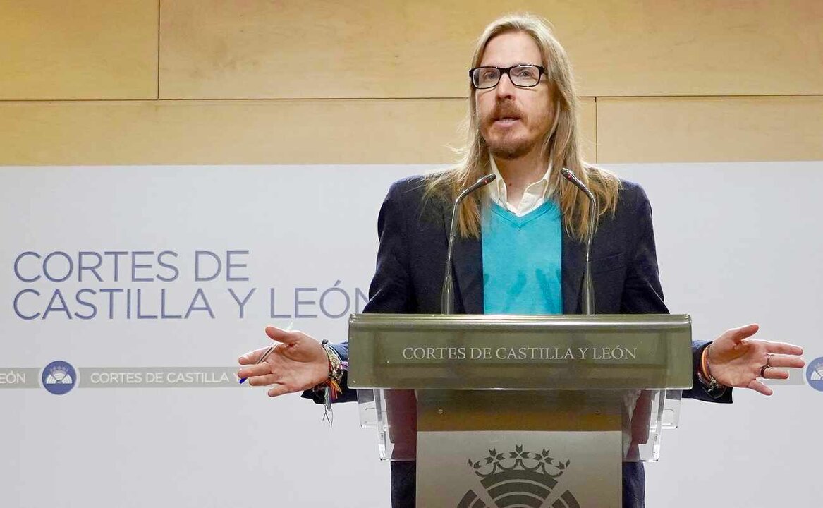 El coordinador autonómico de Podemos Castilla y León, Pablo Fernández, durante una rueda de prensa.