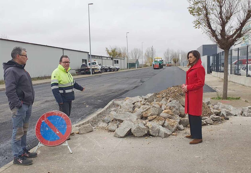 La alcaldesa de la localidad, durante la visita a las obras en el Polígono industrial.