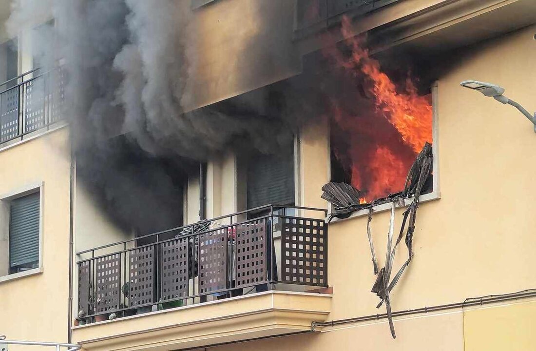 Parte del edificio, ubicado en la calle María de Molina, es desalojado a causa del fuego.