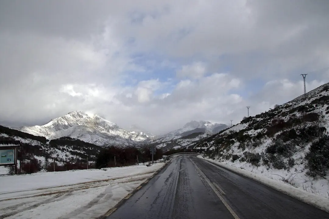 Cierre de una carretera de León y nivel verde de alerta en otra por nieve.