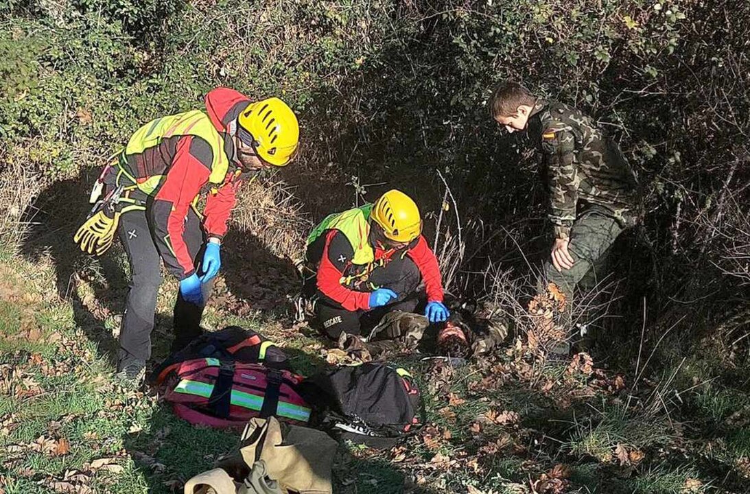 Los rescatadores, junto al herido, en el lugar del accidente.