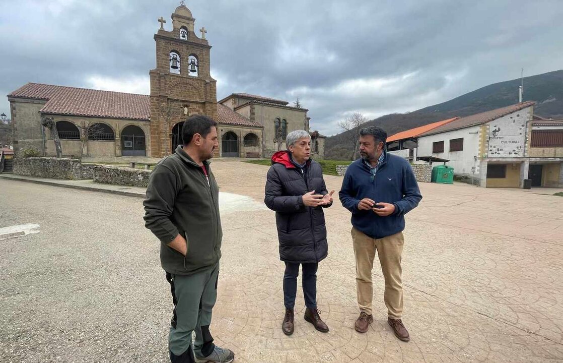 El delegado territorial de la Junta en León, Eduardo Diego, visita el municipio de Prioro.