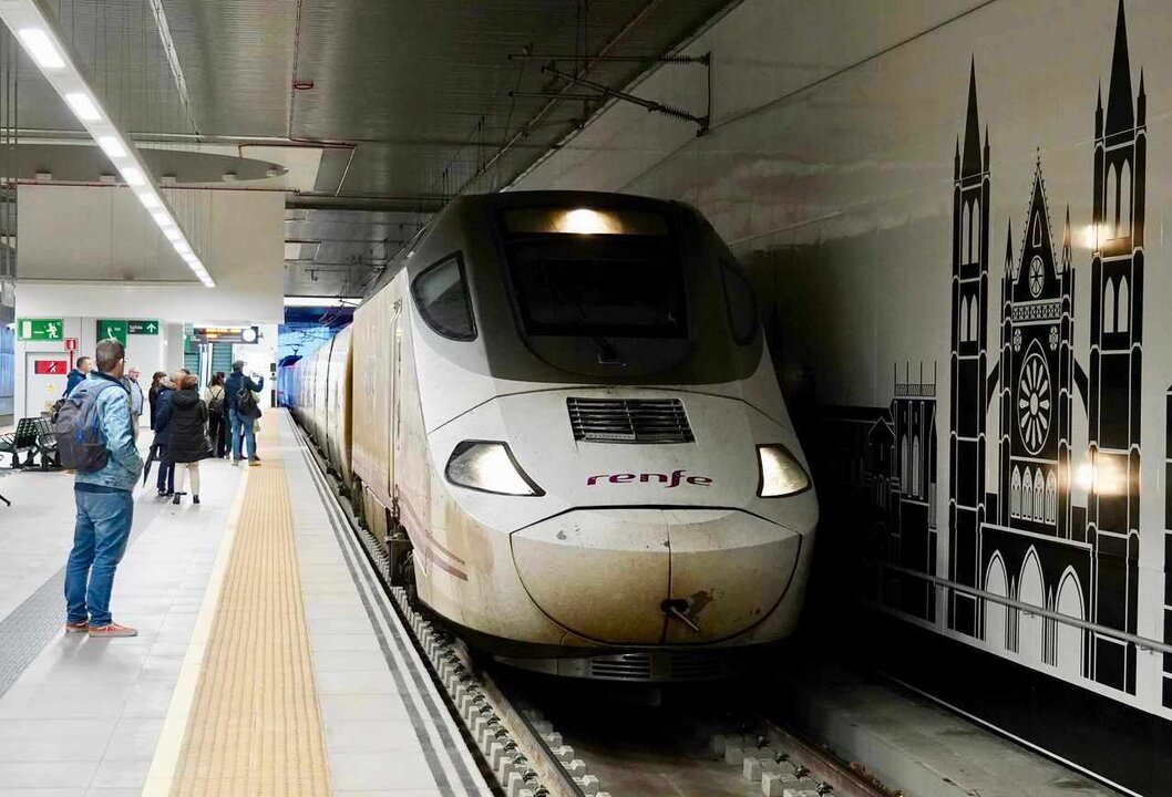 Imagen del primer tren comercial en circular por la Variante de Pajares en el momento de partir desde la estación de León. Foto: Campillo