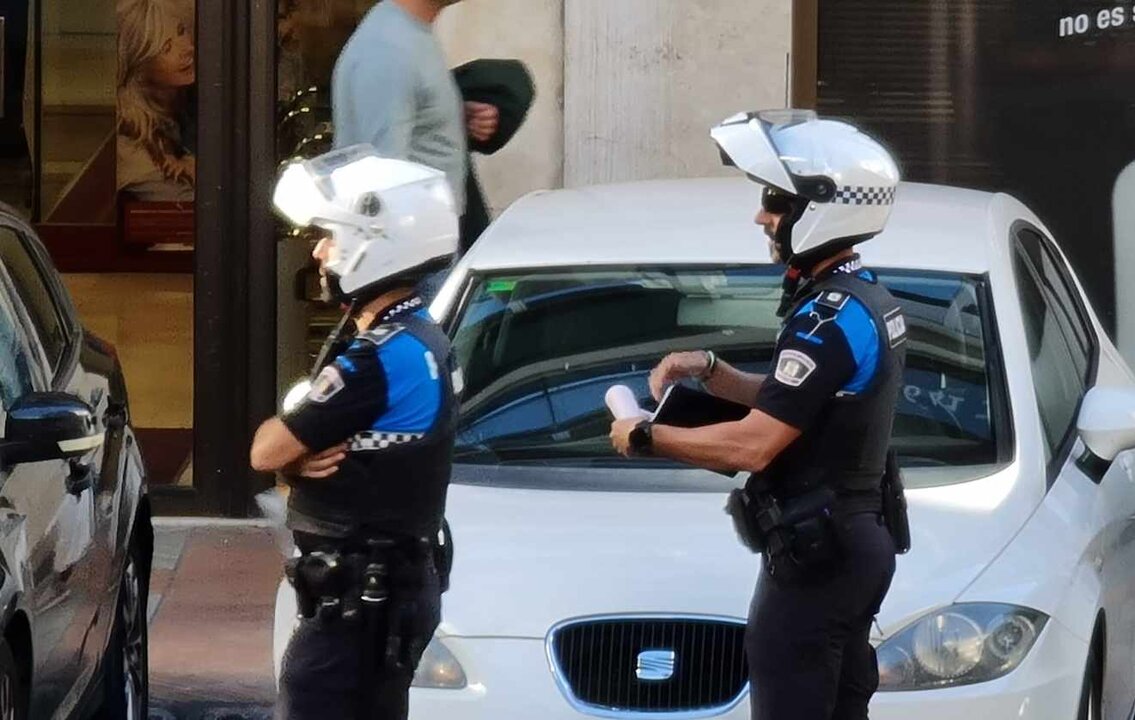 Efectivos de la Policía Local de León, durante una patrulla.