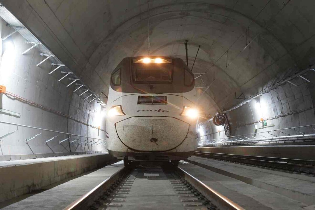 Imagen de un tren Alvia en el interior de la Variante, un tubo recubierto con láminas que permite recoger el agua de las filtraciones.