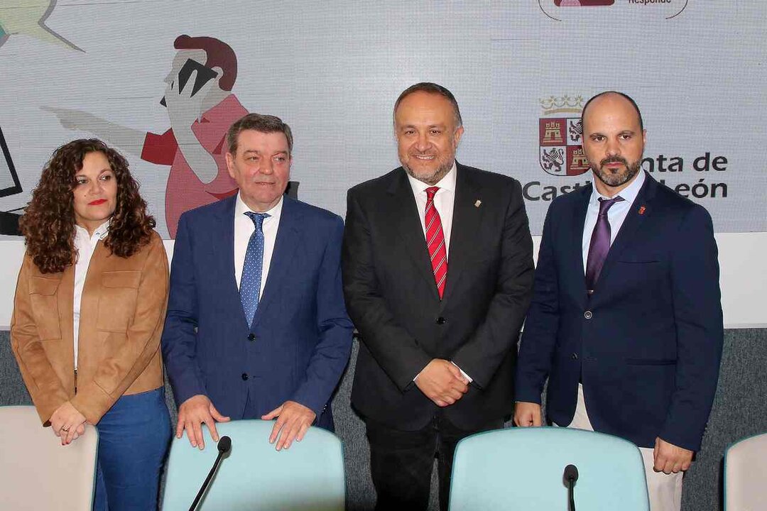 El presidente de la Diputación de León, Gerardo Álvarez Courel, y el consejero de Presidencia, Luis Miguel González Gago, presentan el convenio del plan de expansión rural del teléfono 012. Foto: Peio García