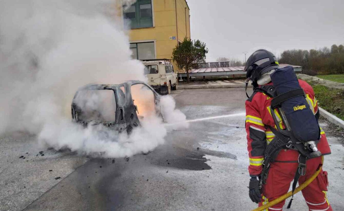 Los bomberos de Ponferrada sofocan el incendio de un coche en el parking del restaurante El Bayo.