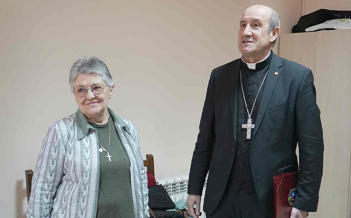 El obispo de Astorga, Jesús Fernández, junto a la directora de Cáritas Diocesana de Astorga, Inmaculada del Peso, durante la presentación de la campaña de Navidad 2024. Foto: César Sánchez