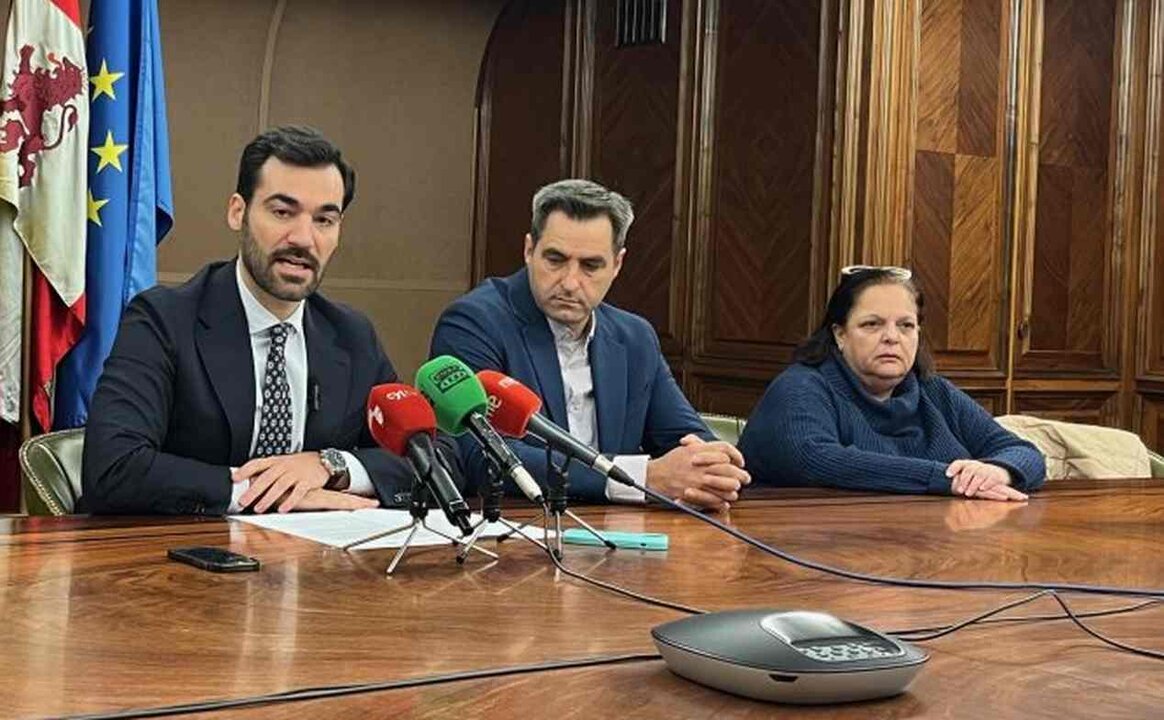 Representantes del PP municipal, durante la rueda de prensa de este martes.