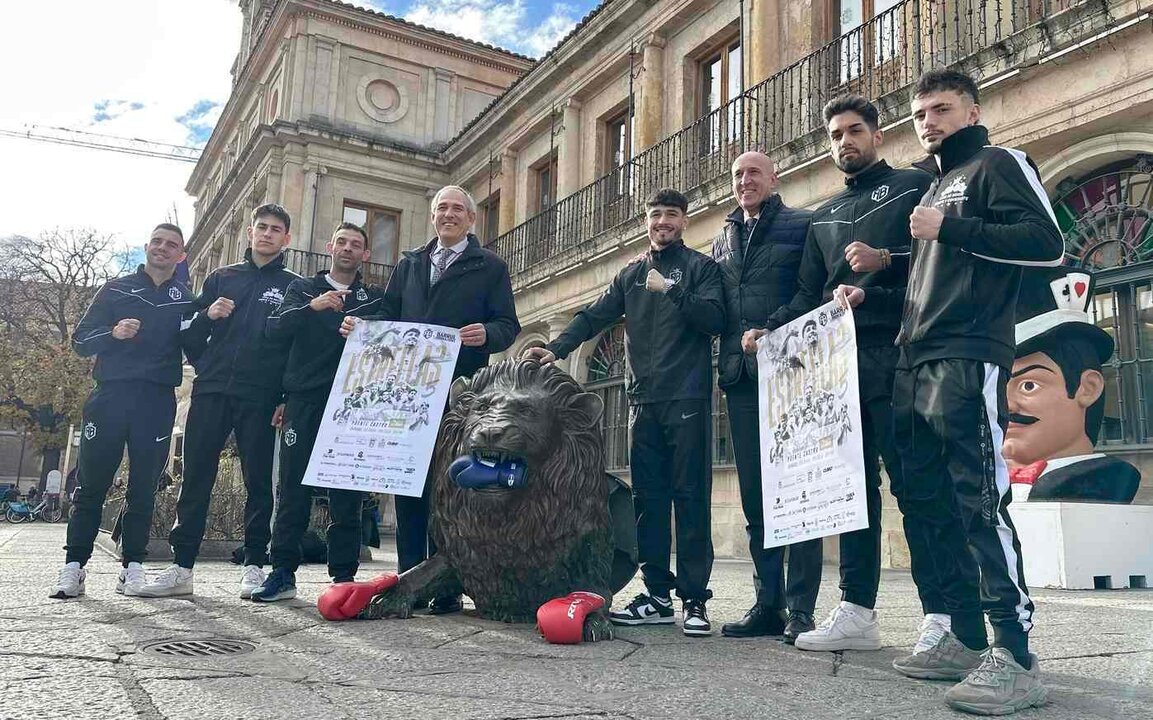 El alcalde de León, José Antonio Diez, recibe a Vicente y Antonio Barrul, y a púgiles del Club Fuerte y Constante, para presentar velada de boxeo 'La noche de las estrellas'.