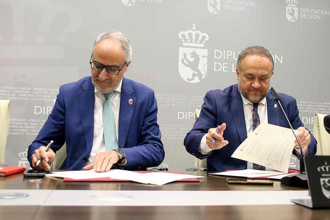 El presidente de la Diputación de León, Gerardo Álvarez Courel, y el presidente del Consejo Comarcal del Bierzo, Olegario Ramón, firman el convenio para la financiación del Servicio de Asistencia a Municipios. Foto: César Sánchez