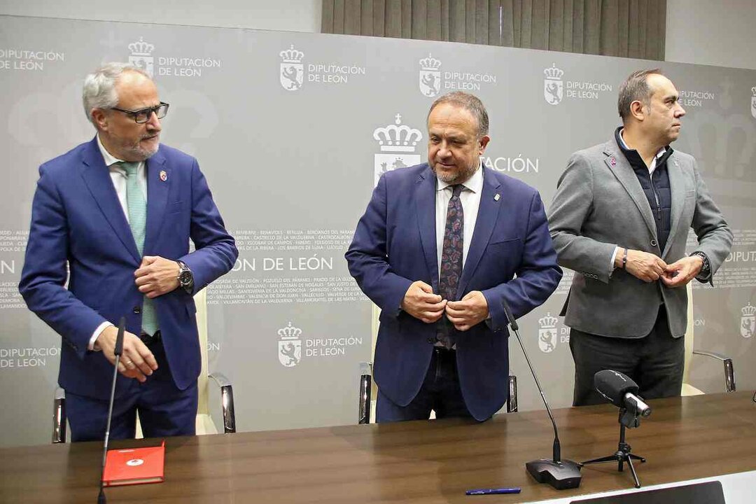 El presidente de la Diputación de León, Gerardo Álvarez Courel, y el presidente del Consejo Comarcal del Bierzo, Olegario Ramón, firman el convenio para la financiación del Servicio de Asistencia a Municipios.