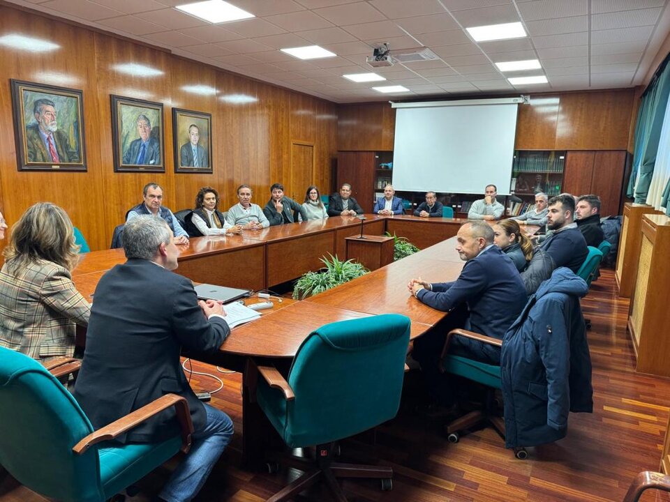 La rectora de la Universidad de León, Nuria González, junto con el vicerrector de Estudiantes, Cultura y Deportes, Diego Soto, ha recibido a los presidentes y representantes de los diez clubes deportivos federados con los que mantiene un convenio de colaboración.