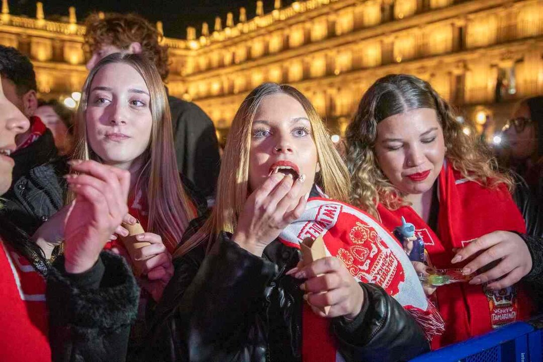 Miles de universitarios llegados de toda España y otros países adelantaron este jueves en la Plaza Mayor de Salamanca una dulce y, sobre todo, festiva despedida del año 2024, cuando aún restan 19 días para su conclusión.  Foto: Susana Martín