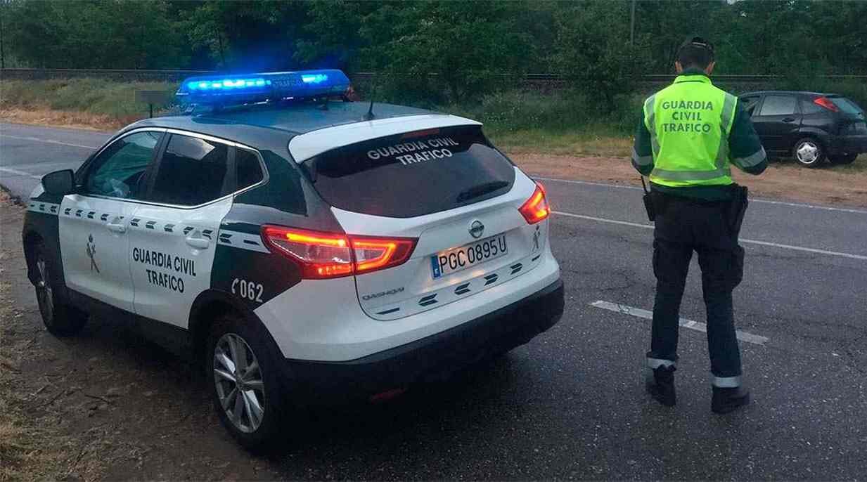 Efectivos de la Guardia Civil de Tráfico tuvieron que intervenir para detener al hombre.