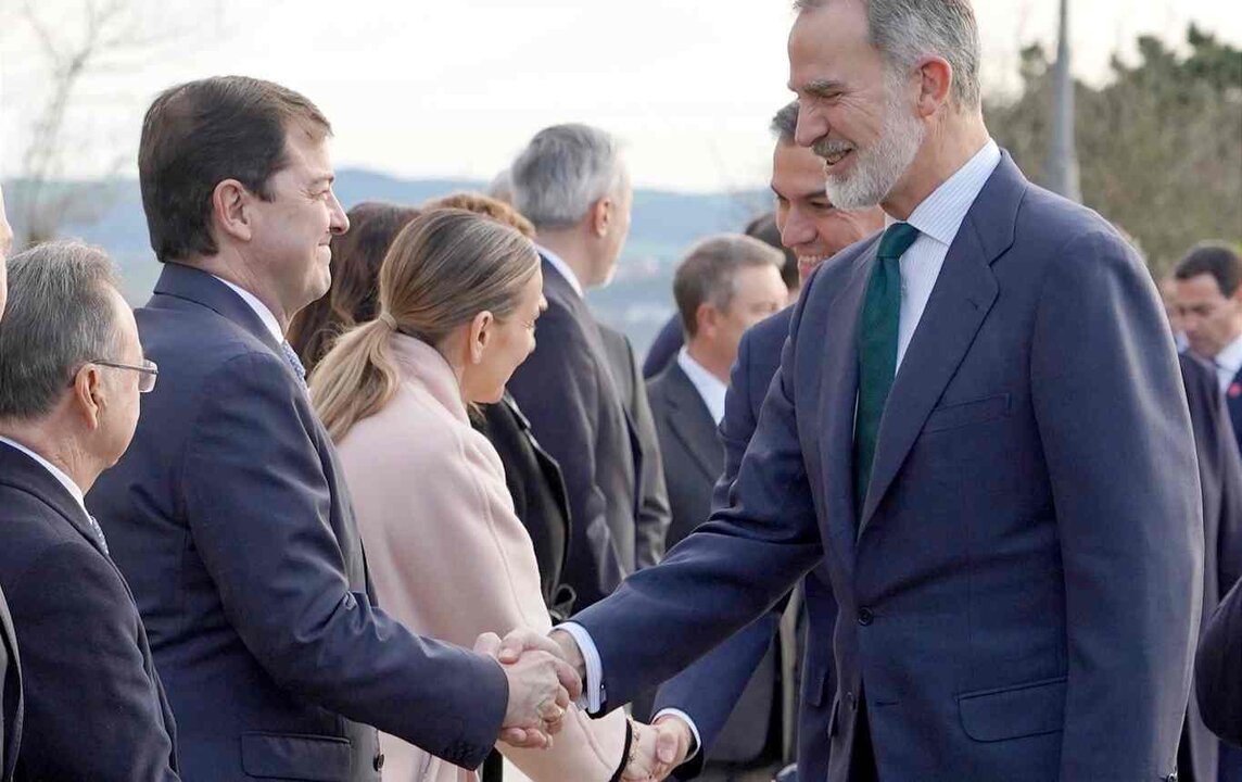 SM el Rey saluda al presidente de la Junta de Castilla y León, Alfonso Fernández Mañueco en la XXVII Conferencia de Presidentes.