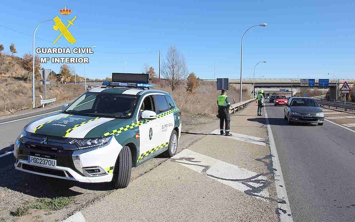 Efectivos de la Guardia Civil de Tráfico, durante un control rutinario.