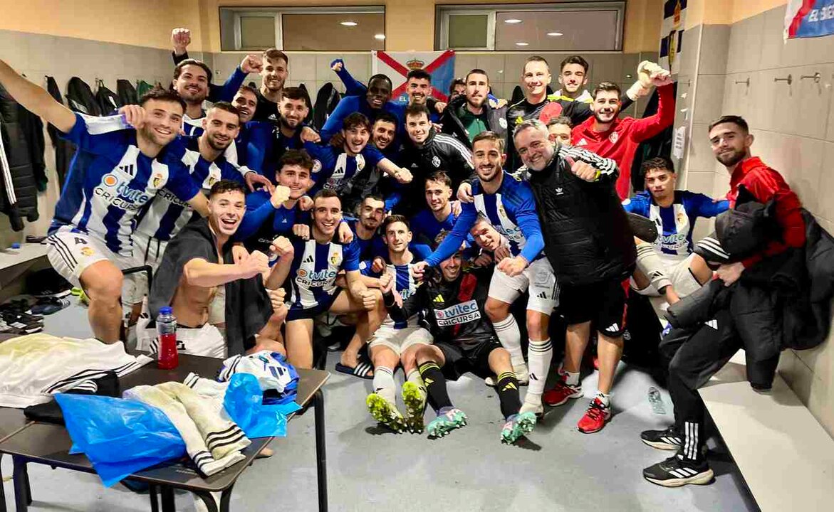 Los jugadores de la Ponferradina celebra la victoria en el vestuario.