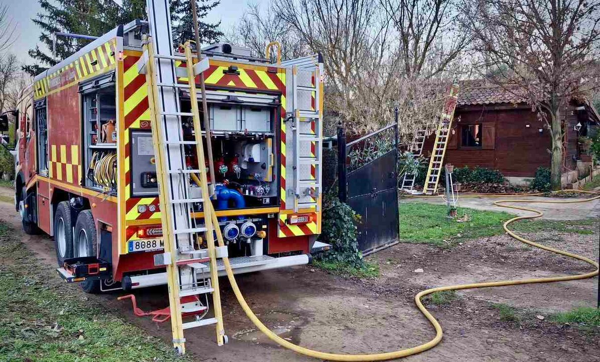 Bomberos de León en el lugar del incendio, una vivienda de madera que finalmente sufrió pocos daños.