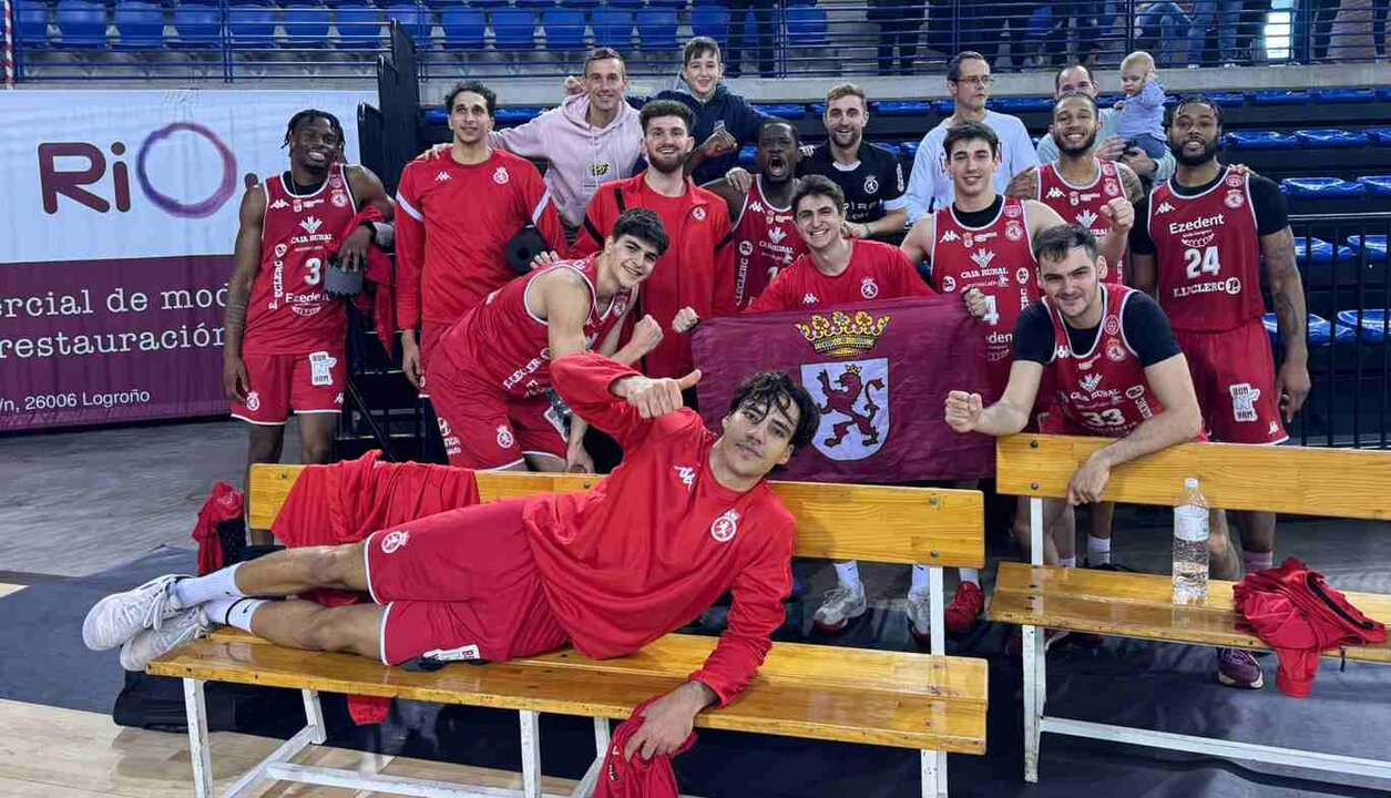 La plantilla de la Cultural Baloncesto celebra la victoria en la última jornada.