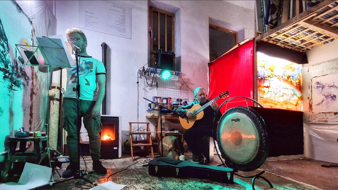 Un momento de la actuación de Manuel AO, Juan Luis García y Juan Rafael (este último en el interior de la cabina, pintando) en la Isla Bukanera. Foto: Magalí Labarta