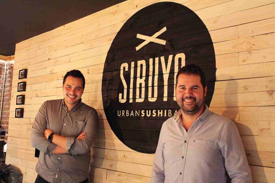 Responsables de Sibuya, con el logo de su franquicia.