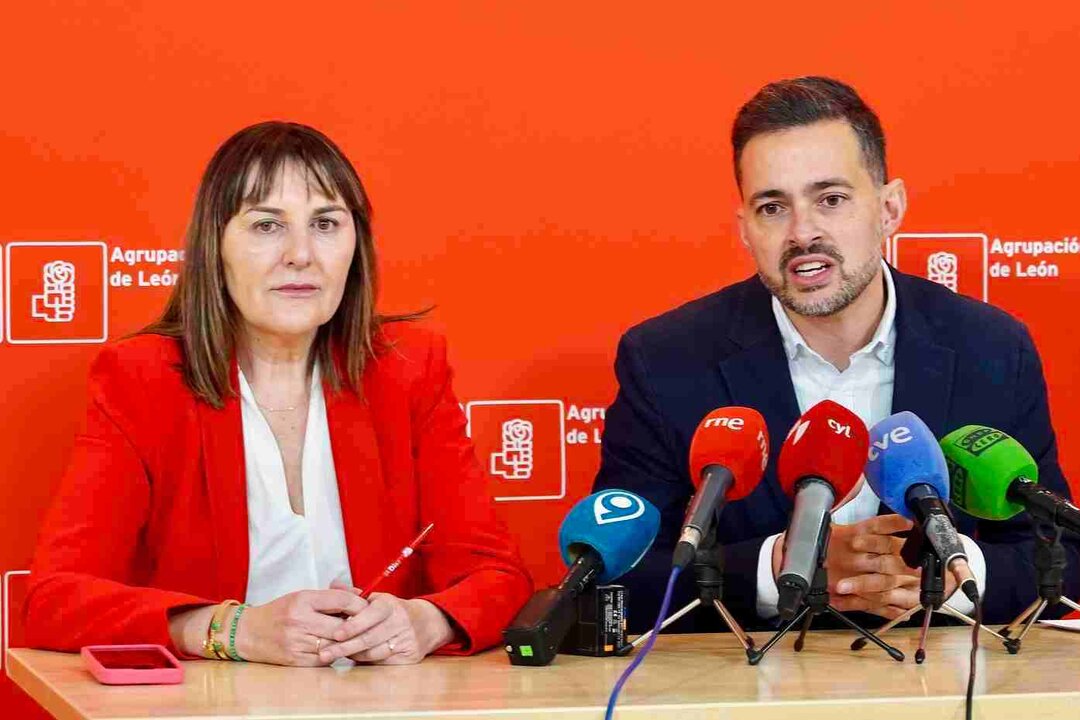 El procurador del Partido Socialista por León en las Cortes de Castilla y León, Diego Moreno, presenta una moción relativa a la política general en materia de patrimonio lingüístico de Castilla y León. Foto: Campillo