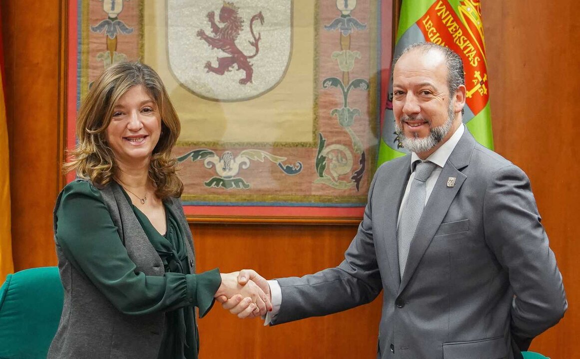 La rectora de la Universidad de León, Nuria González, y el presidente de la Asociación de Sumilleres de León, Adolfo Benítez, suscriben un convenio de colaboración que permitirá la puesta en marcha de la primera microcedencial en Sumillería de Castilla y León. Foto: Campillo