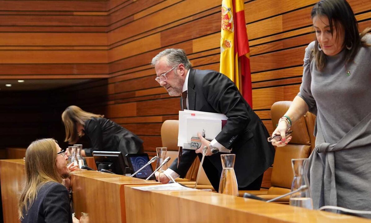 El portavoz de Podemos Pablo Fernández conversa con el presidente de las Cortes Carlos Pollán tras la votación referida a la designación de una terna para cubrir una plaza de magistrado en el Pleno de las Cortes.