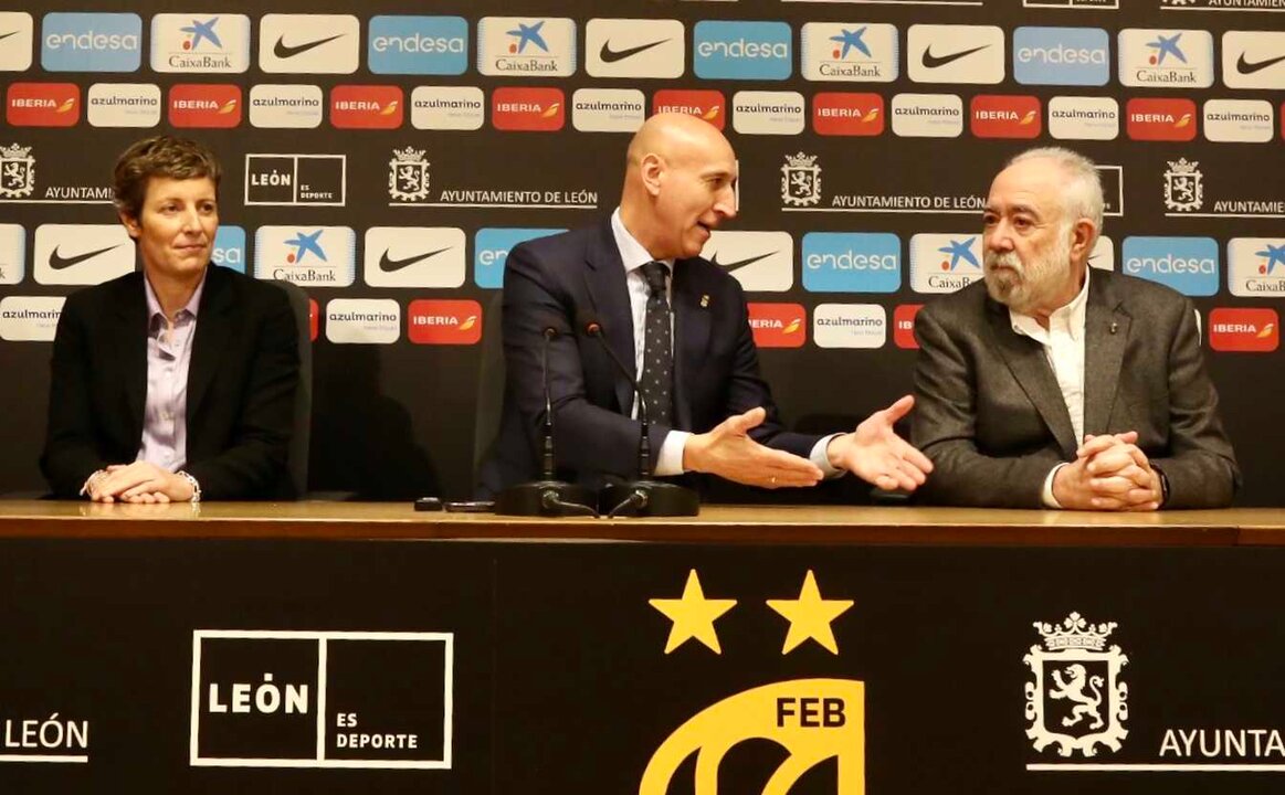 El alcalde de León, durante la presentación oficial del partido internacional.