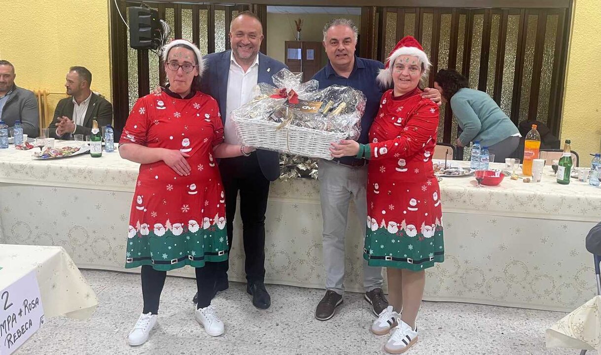 El presidente de la Diputación, junto al resto de la representación institucional, en los actos navideños de Cosamai.