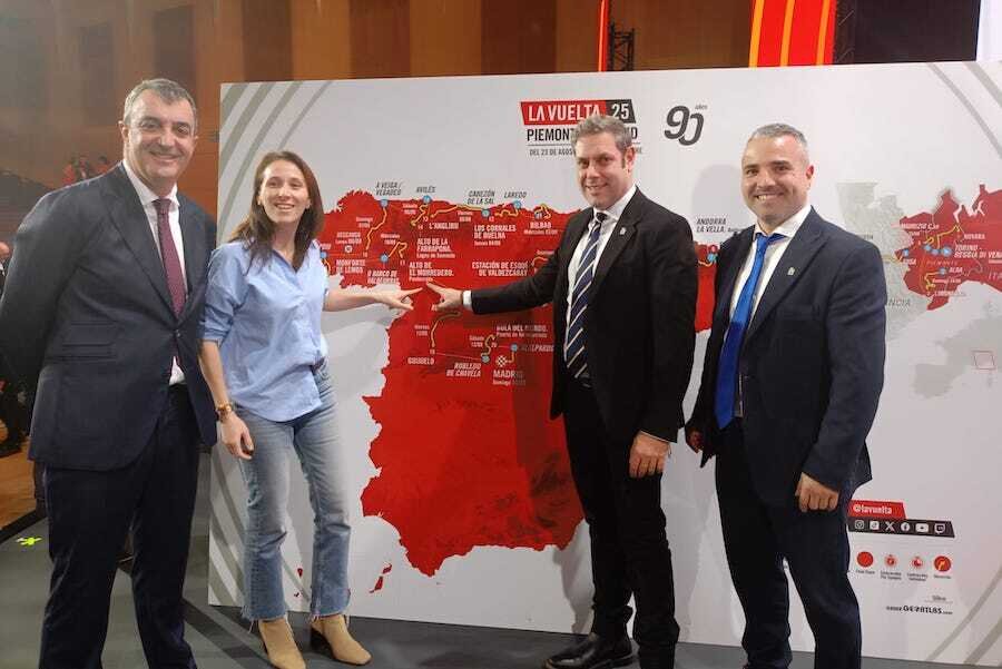 Eva González, Iván Alonso y David Pacios, con el director general de Unipublic en la presentación de La Vuelta 25.