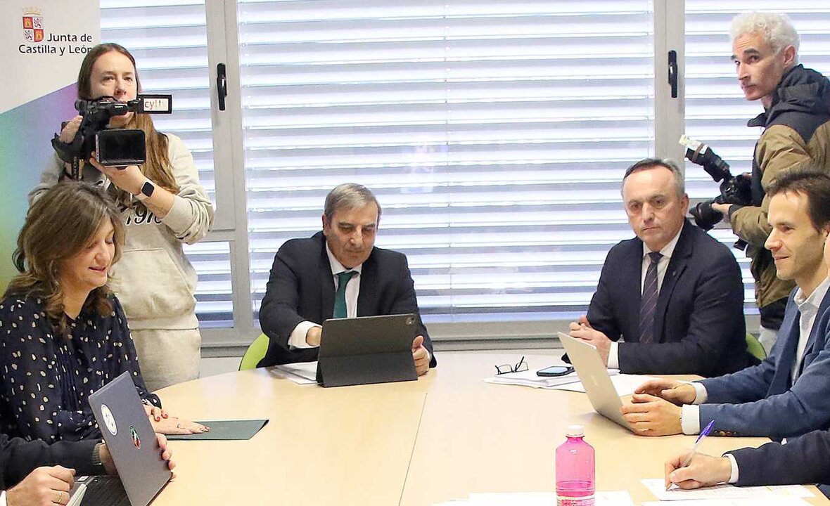 El consejero de Movilidad y Transformación Digital, José Luis Sanz Merino, participa en la reunión del Patronato del Centro de Supercomputación de Castilla y León, Scayle, con presencia de la rectora de la Universidad de León. Foto: Peio García