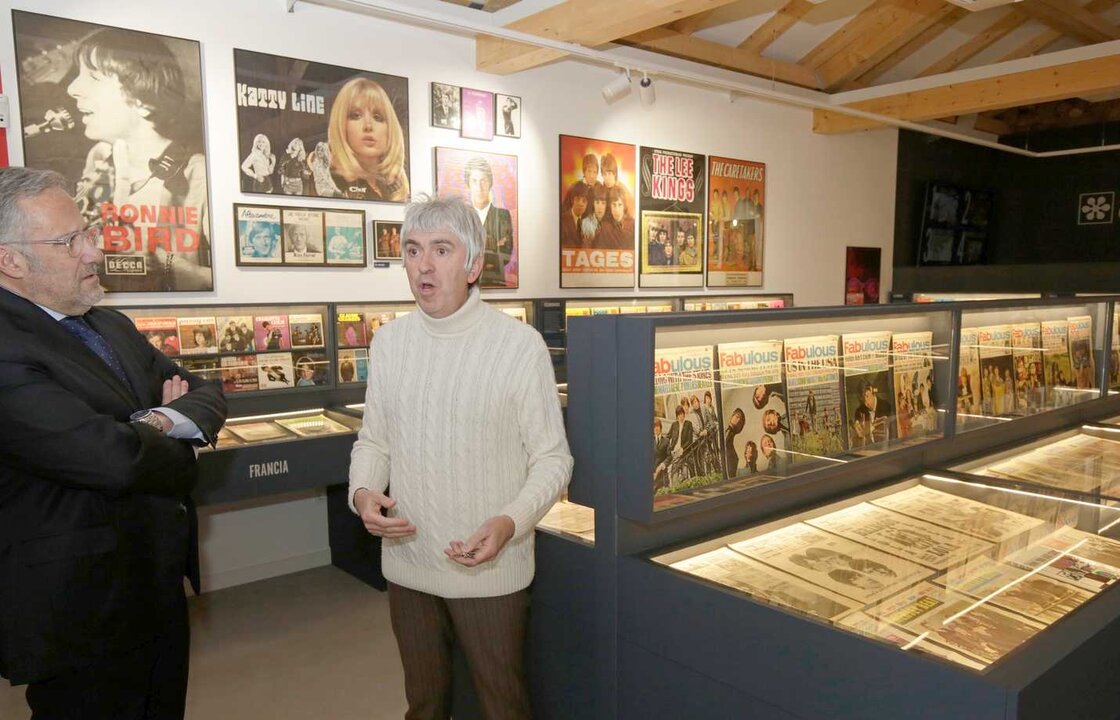 El presidente de las Cortes, Carlos Pollán, visita el Archivo Gráfico de la Era Pop en la Fundación Club 45 de Santa Colomba de Somoza.