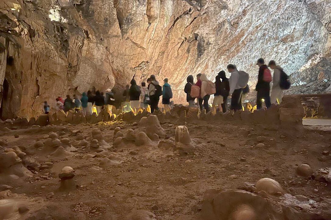 Turistas en la Cueva de Valporquero.