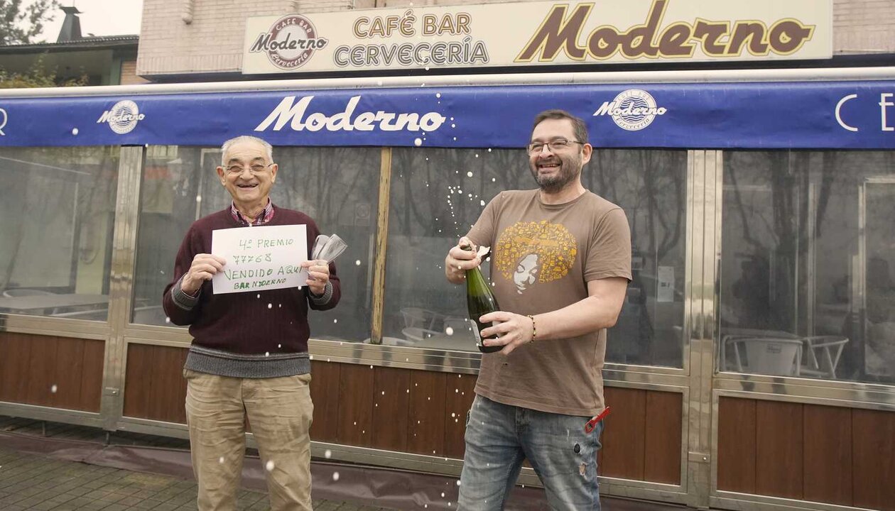 El bar 'El Moderno', de la localidad berciano de Columbrianos (León) reparte parte de un cuarto premio. Foto: César Sánchez