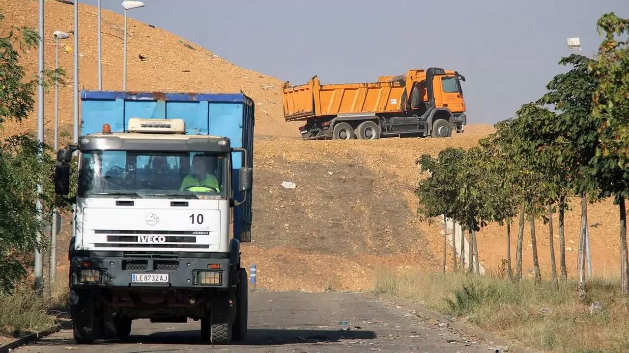 Camiones de basura en el CTR de San Román de la Vega, anexo al macrovertedero proyectado por Valorización Verde. Foto: Peio García