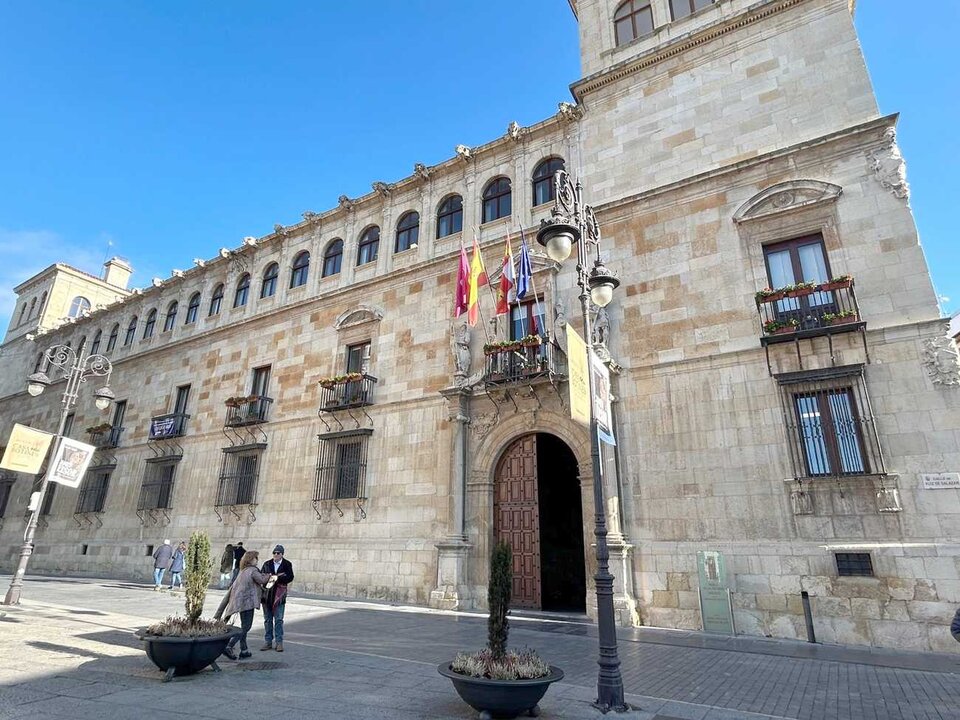 Imagen de la fachada principal de la Diputación de León.