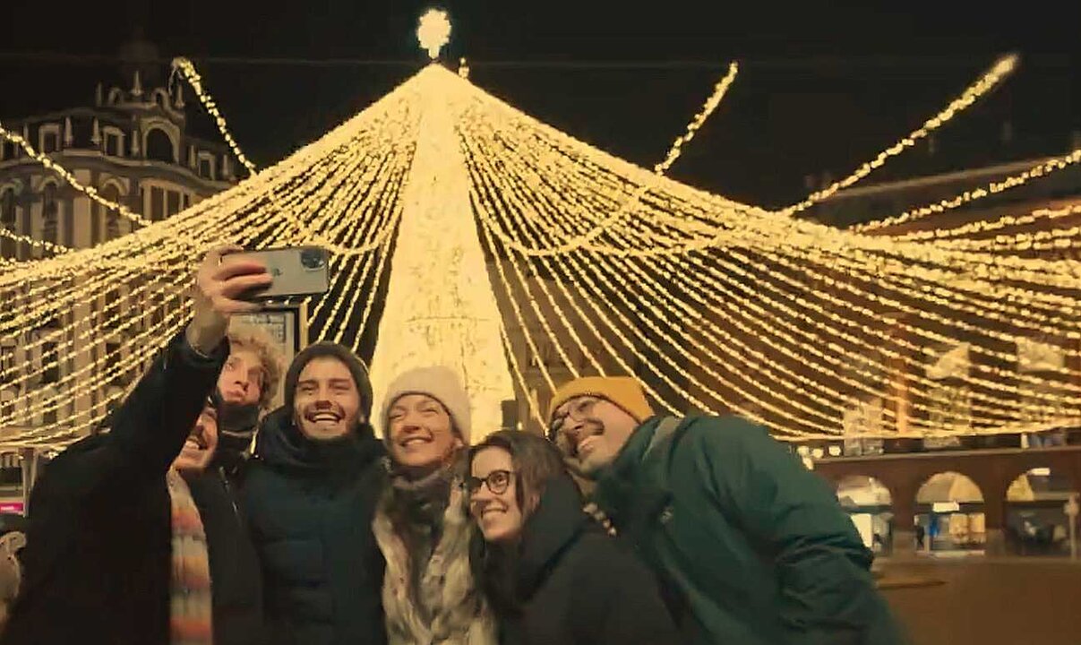 El Ayuntamiento de León publicó este lunes la felicitación de Navidad institucional en la que la propia ciudad es la protagonista bajo el lema ‘Tu sonrisa es el mejor regalo’.