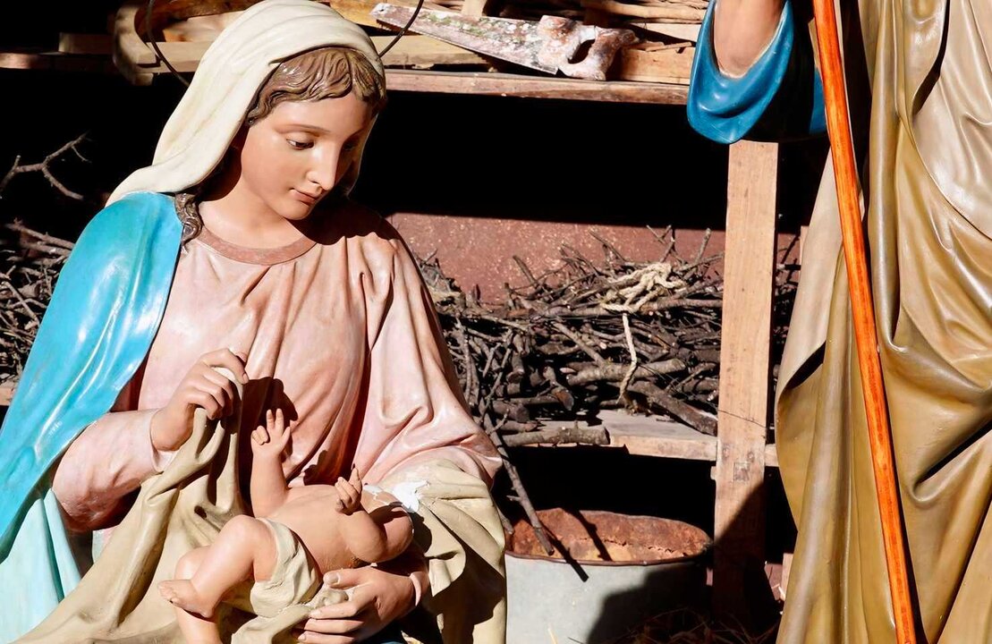 Decapitan la figura del niño Jesús del Belén ubicado en la plaza de San Marcelo de León. Foto: Campillo