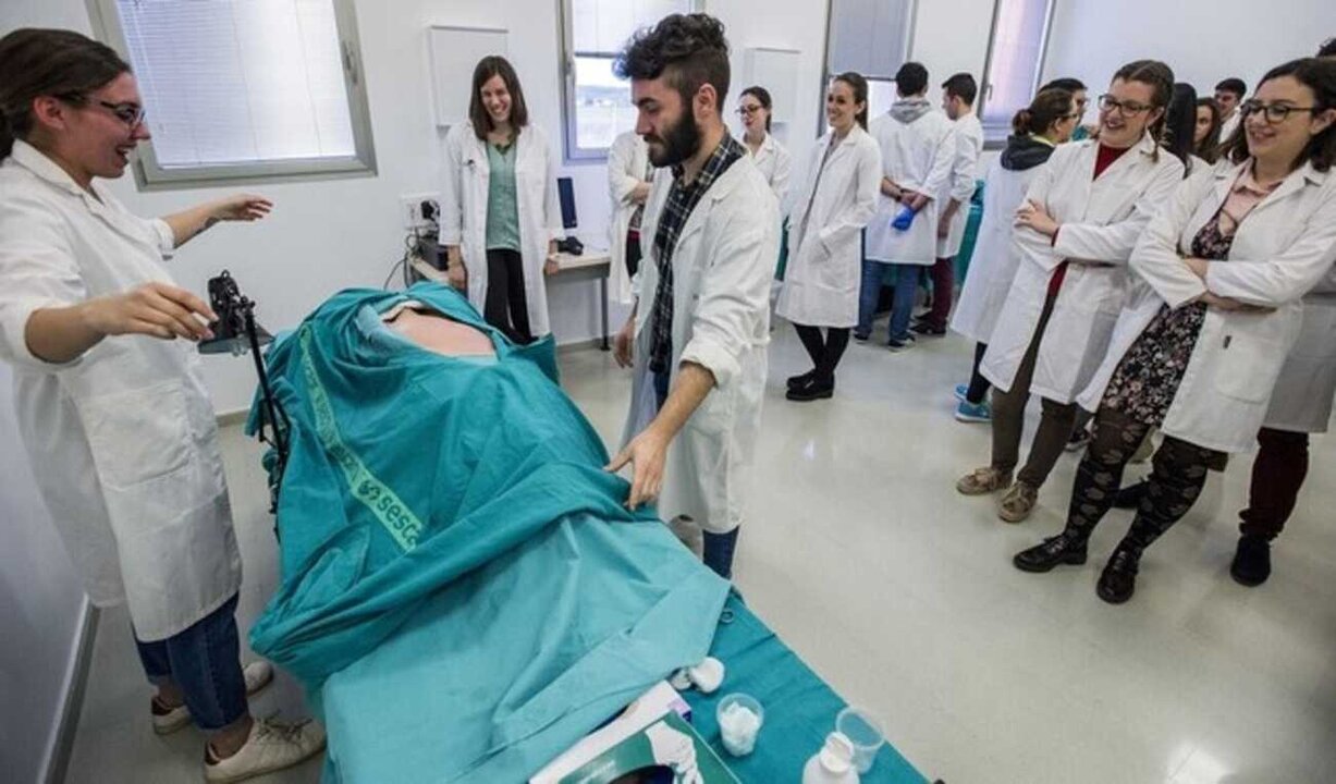 Alumnos de la Facultad de Medicina durante unas prácticas.