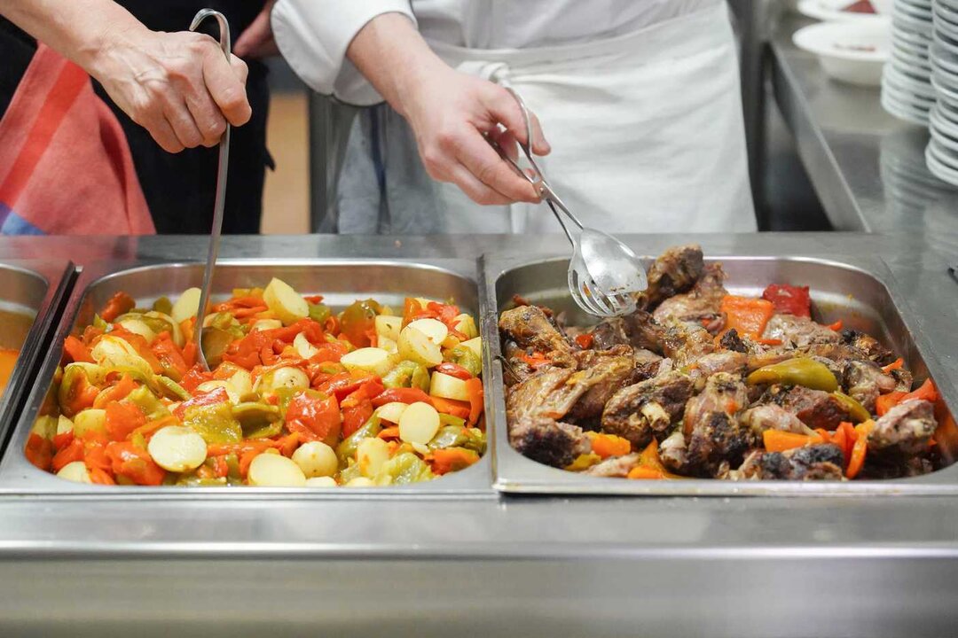 El Servicio del Comedor Social de la Asociación Leonesa de Caridad, Asleca, se prepara para celebrar estas fechas señaladas, en la que servirá varias centenas de menús especiales. En la imagen, uno de los menús servidos en sus instalaciones.