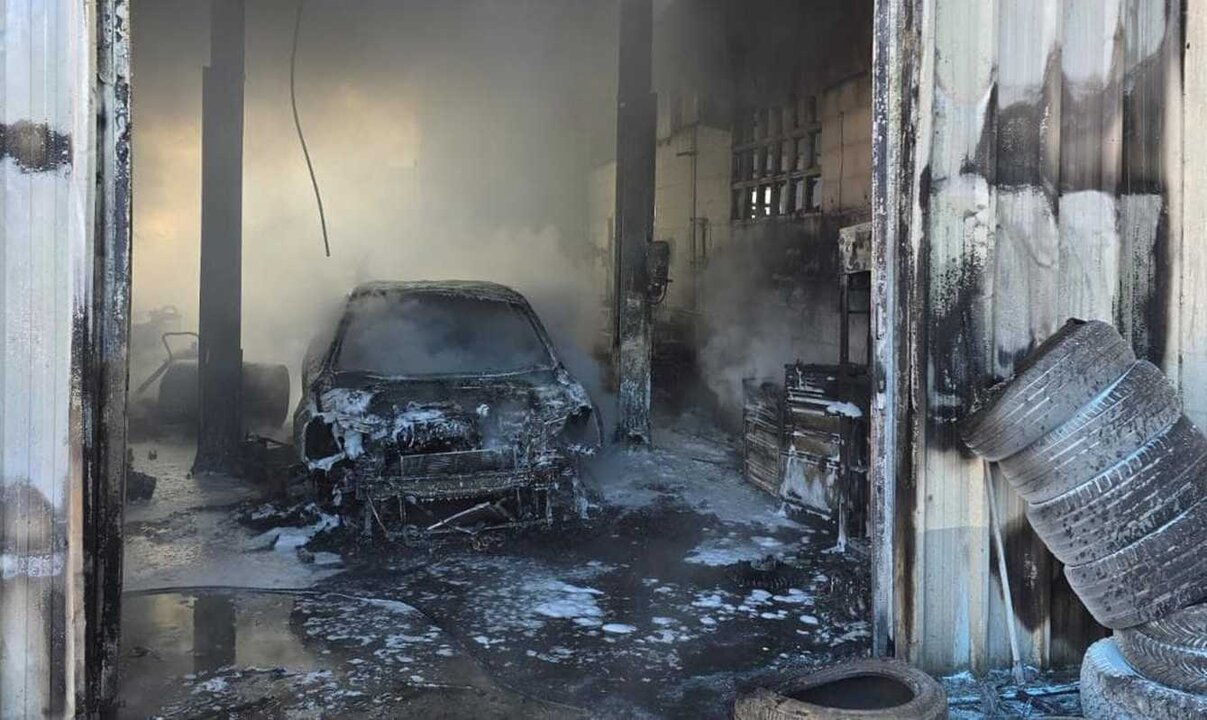 Imagen del taller en el que tuvo lugar el incendio. Foto: Bomberos Ponferrada